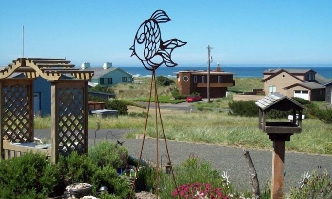 Bayshore House | Moonstruck Mermaid Fenced Yard Pet Friendly Ocean View Hot Tub Wifi Prem Cable