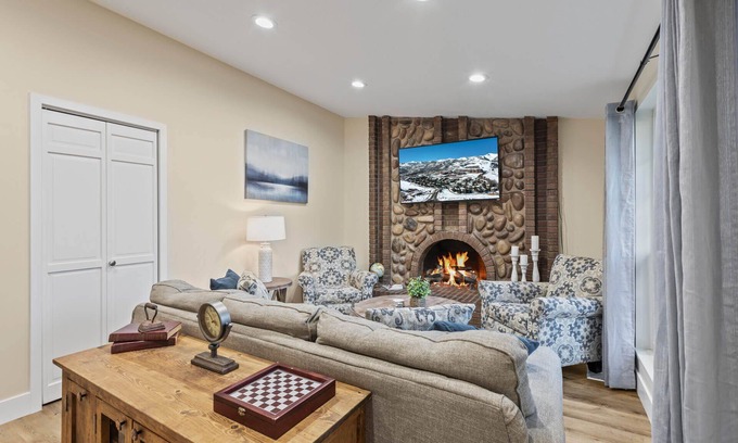 Cottonwood Heights House | Moose Mgmt at Cottonwood 3588: King bed-Pvt HotTub-Wood Fireplace-Dogs Welcome