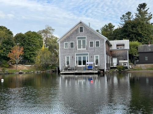 Newcastle House | More Boathouse than Lakehouse