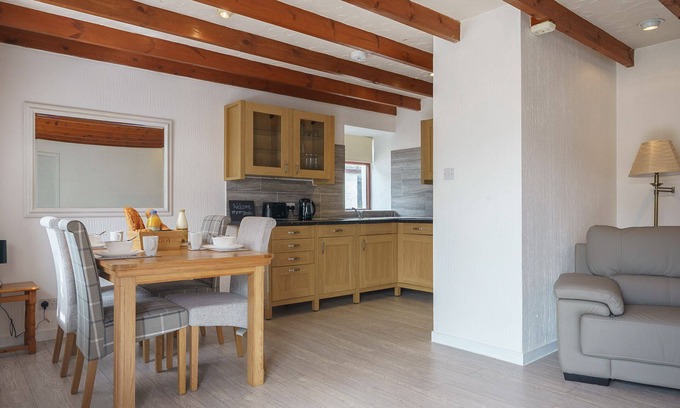 Thornhill Apartment | Morton Cottage - a cottage that sleeps 2 guests in 1 bedroom