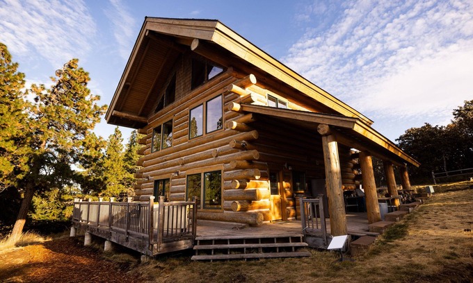 The Dalles Cabin | Mosier Log Cabin, Mt Adams View, Great location!