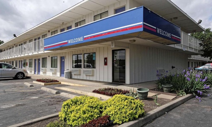 Amherst Hotel | Motel 6-Amherst, OH - Cleveland West - Lorain