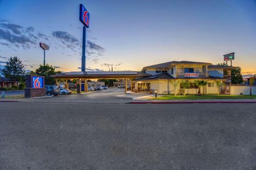 Cascade Hotel | Motel 6-Anderson, CA - Redding Airport