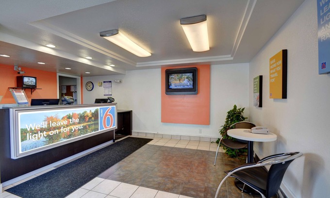 Chicopee Hotel | Motel 6 Chicopee, MA - Springfield