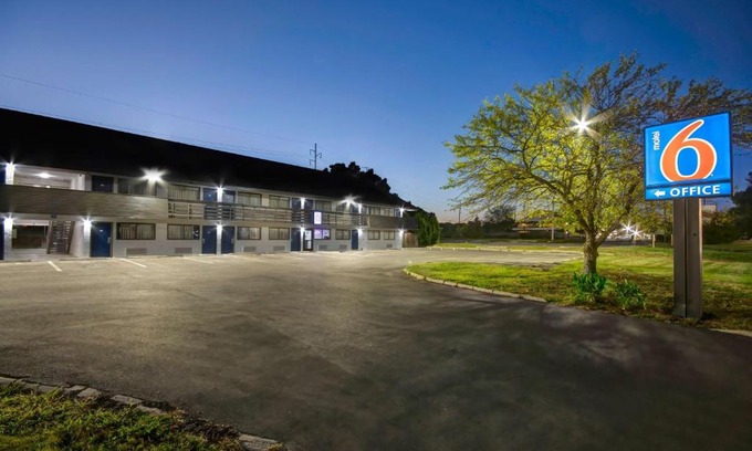 Clintonville Hotel | Motel 6 Columbus OH - OSU North