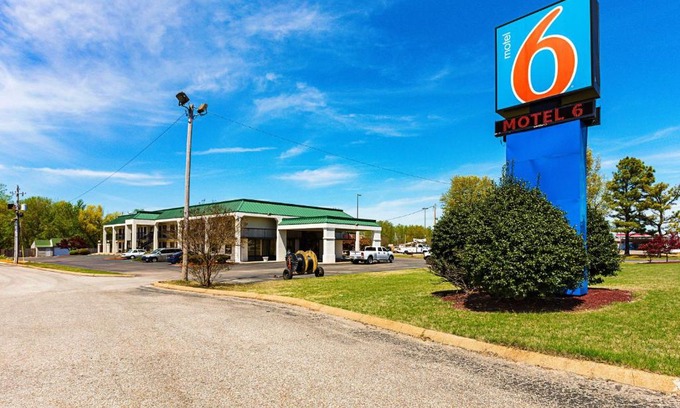 Covington Hotel | Motel 6-Covington, TN