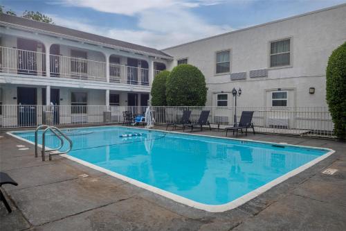 Dallas Design District Hotel | Motel 6 Dallas TX Downtown
