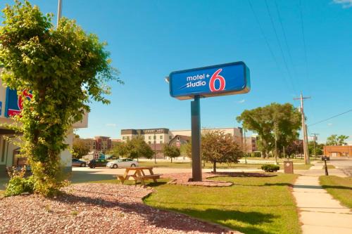 Elkhart Hotel | Motel 6 Elkhart, IN