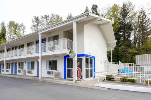 Kelso Hotel | Motel 6-Kelso, WA - Mt. St. Helens
