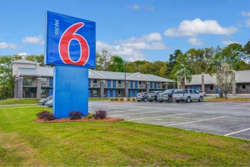 Moultrie Hotel | Motel 6-Moultrie, GA