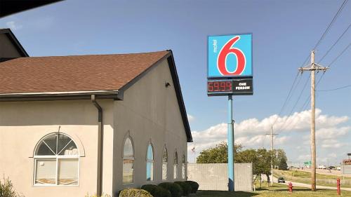 Chalco Hotel | Motel 6 Omaha - IAT West