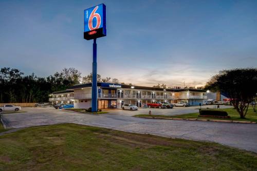 Port Allen Hotel | Motel 6-Port Allen, LA - Baton Rouge