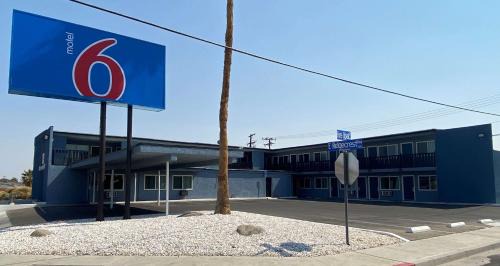 Ridgecrest Hotel | Motel 6 Ridgecrest, CA China Lake