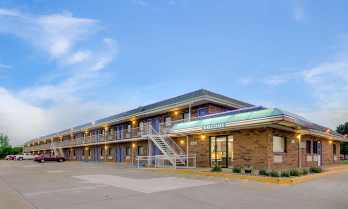 Salina Hotel | Motel 6-Salina, KS