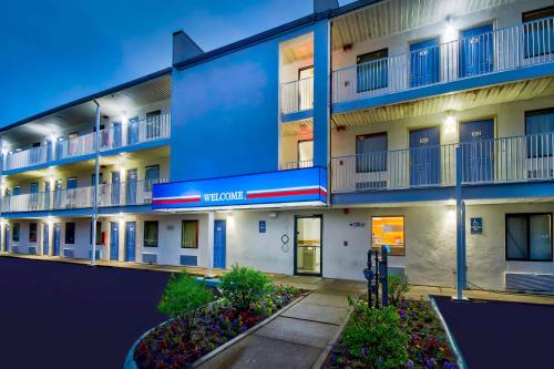 Warren Hotel | Motel 6-Warren, MI - Detroit East