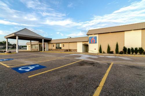 York Hotel | Motel 6-York, NE