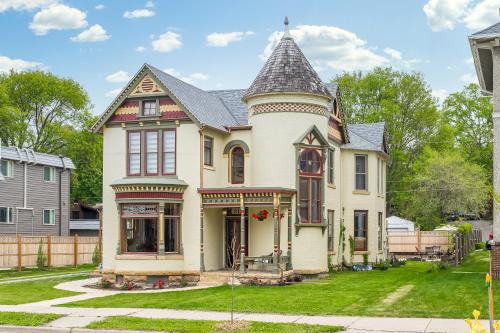 Mankato Bed & Breakfast | Moulin Rouge House Bed and Breakfast