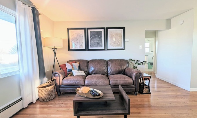 Helena Apartment | Mount Helena views from sunny apartment