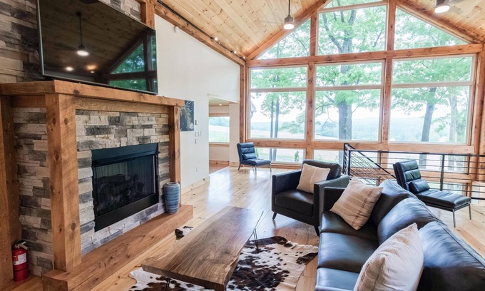 Centre Hall House | Mount Nittany Lodge - Luxury Mountaintop Home, Chef's Kitchen, 5 BR's 4 Baths