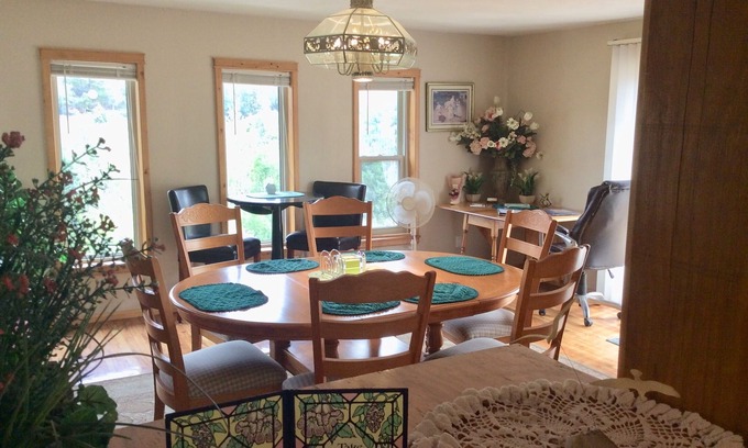 Trampas House | Mountain Cabin Retreat FAST WiFi, Ski Sipapu,Hike, Hunt,Fish,Art, Taos, Santa Fe