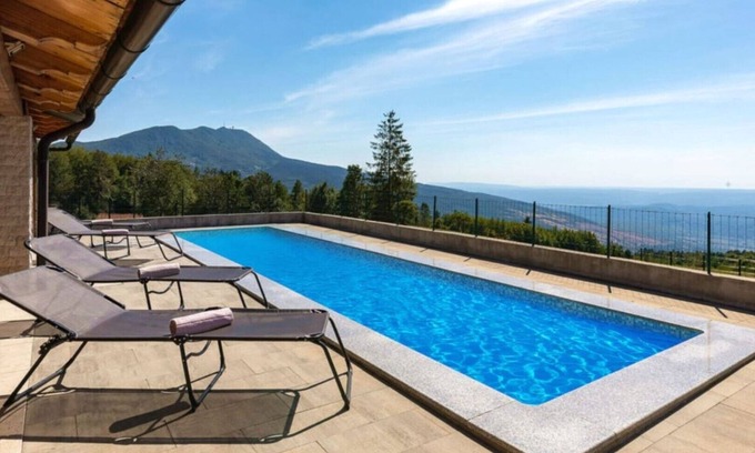 Lupoglav House | mountain hideway robinson house Matić with pool