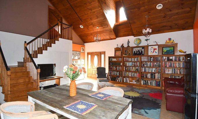 Berkeley Springs Apartment | Mountain Meltdown - Pet Friendly | Wifi | Fire Pit | Fountain | Porch