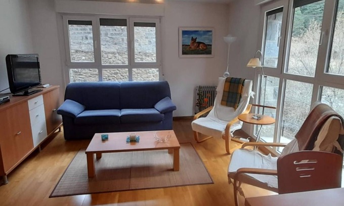 Canfranc Apartment | Mountain Retreat: Cozy 2-Bed Apt, 10 Mins to Ski Slopes