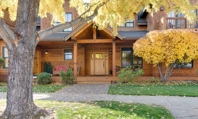 Sisters House | Mountain Sage spacious townhome near downtown Sisters, access to seasonal pool