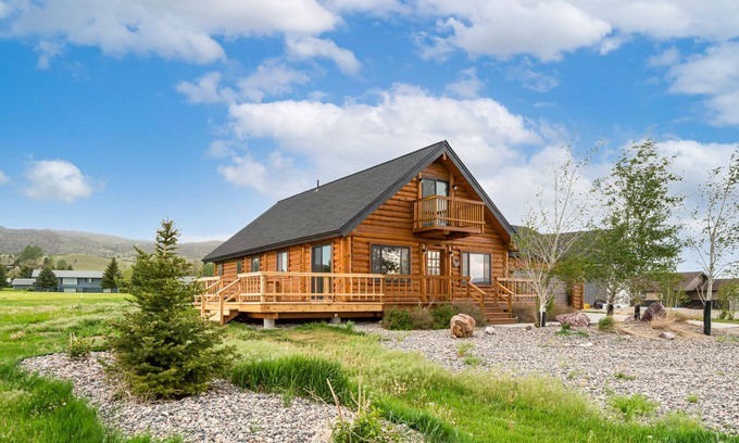 Ennis Cabin | Mountain Tee - Cozy Log Home In Ennis Just Minutes From the Madison River!