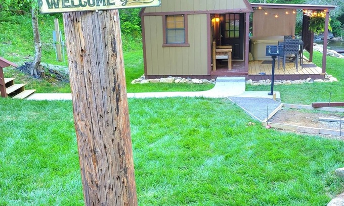Flag Pond Apartment | Mountain Tiny Home on Bold Stream w Hot Tub!