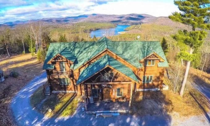 Corinth Cabin | Mountain top, dream log cabin! 100+ acres! 20 min to lake George & Saratoga!