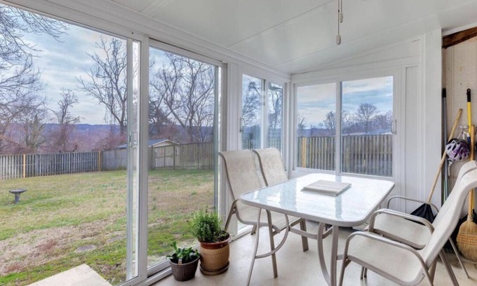 Fort Washington House | Mountain view 3 bedroom House near DC