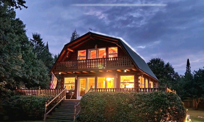 Jefferson Cabin | Mountain View Cabin with Hot Tub near Santas Village