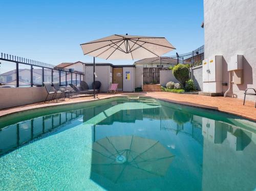 Mount Gravatt East House | Mountain view inner Brisbane secure townhouse