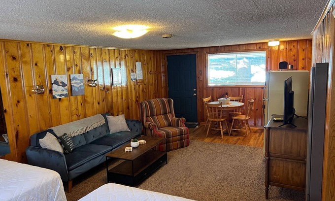 Red River Apartment | Mountain View Lodge Kitchenette Suite - Room 10