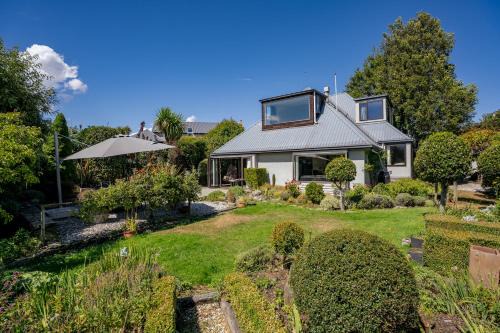 Wanaka House | Mountain View Retreat - Wanaka Holiday Home