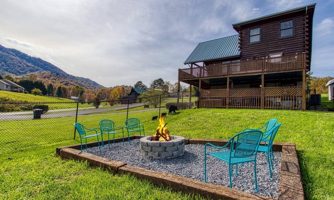 Wears Valley Cabin | Mountain Views/Dog-Friendly & Fully Fenced Yard