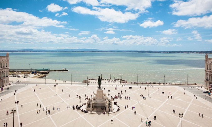 Cacilhas Apartment | Movie Lovers House. Central, quiet and close to Lisbon.