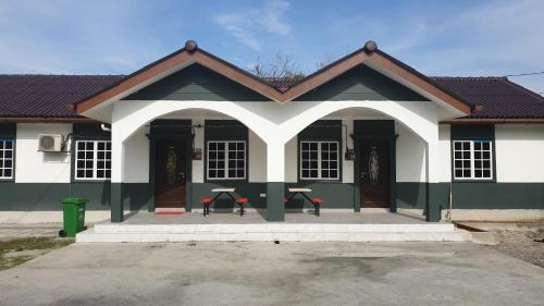 Merbau Sempak Villa | MRI Residence 4 Bedroom Bungalow with Private Pool in Sg Buloh - No Pork & No Alcohol