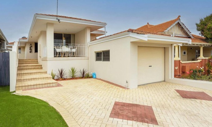 Mount Hawthorn House | Mt Hawthorn Family Home - Executive Escapes