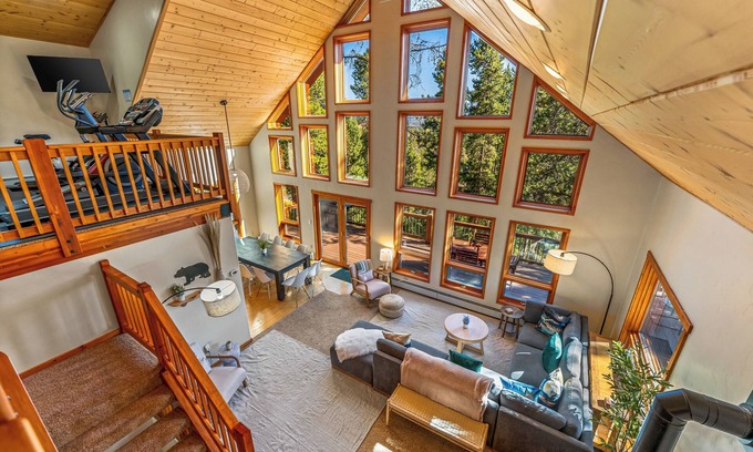 Grand View Highlands Cabin | Mtn Views! 4k SqFt! Gym! Hot tub! 4 King Ensuites+
