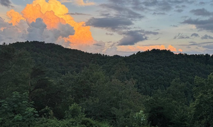 Morganton Cabin | Mtn Views⛰️Dog Friendly🐕 2 King Beds ☕Coffee/Tea Bar 🔥Fire Pit