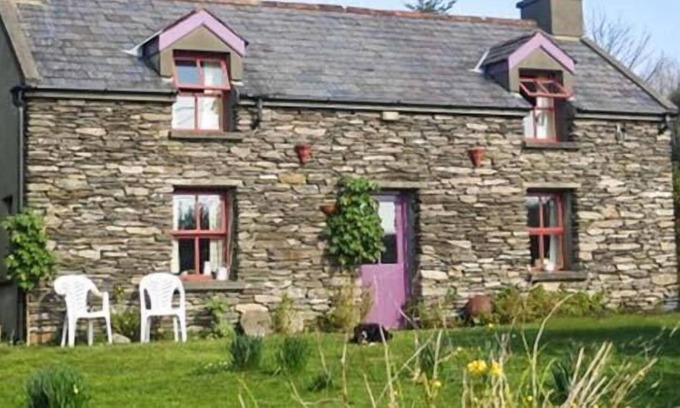 Goleen Cottage | MUDFLAT, pet friendly, with open fire in Goleen, County Cork
