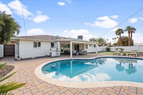 Trail West House | Mulberry Mulligan-Pool-Mini Golf-Mins to Old Town