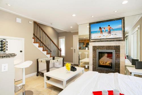 Downtown House | Multi-Level 2BR-Fast WiFI-Free Parking -CM-1