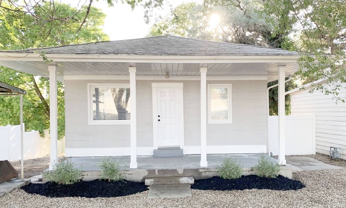 Salt Lake City House | Murray Cottage-entire home. Fast WIFI & free parking. Mins from SLC & Mountains!