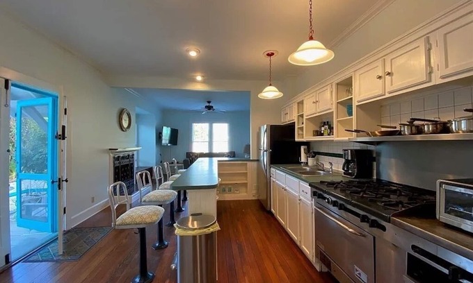 Historic District House | "MUSE HAVEN" - Spacious Relaxing Retreat, Pet-Friendly