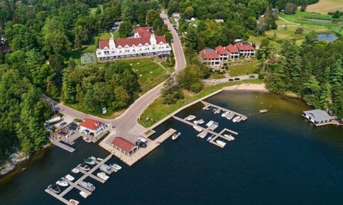 Windermere Cottage | MUSKOKA-L ROSSEAU.Water front cottage with use of Windermere Resort amentities