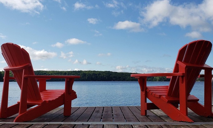 Utterson House | Muskoka Lakehouse Retreat - Family Friendly with Sandy Beach on Three Mile Lake