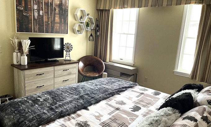 Hancock Apartment | Must See Cabin Suite Jiminy Sleeps 4- Mountainview-Ski On/Off Country Inn Redone